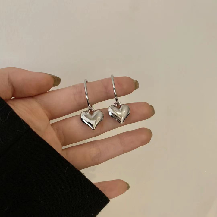 Aretes Con Corazones Plateados