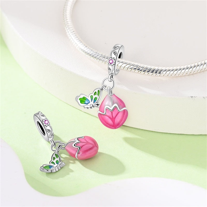Mariposa Verde y Pétalos de Rosa