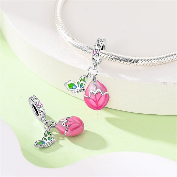 Mariposa Verde y Pétalos de Rosa